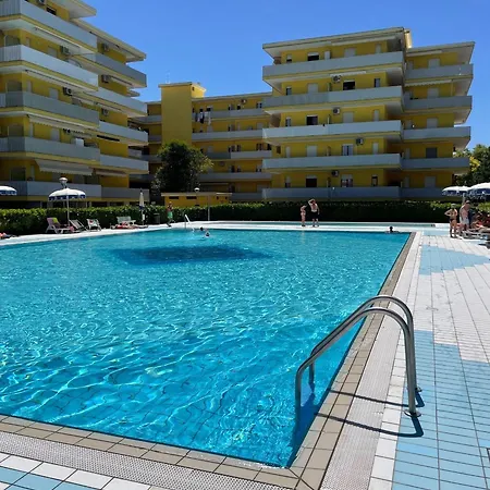 Enjoy A Renovated Flat Surrounded By Pools アパート ビビオーネ