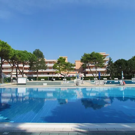 Enjoy A Renovated Flat Surrounded By Pools