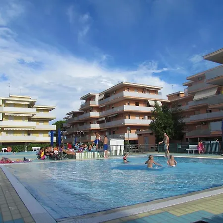 Daire Enjoy A Renovated Flat Surrounded By Pools *