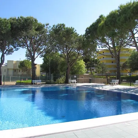 Enjoy A Renovated Flat Surrounded By Pools *