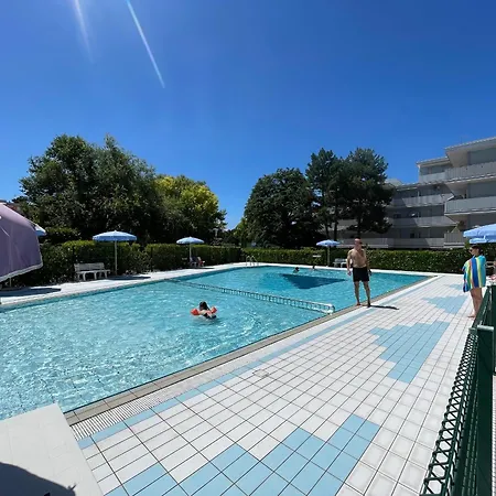 Enjoy A Renovated Flat Surrounded By Pools *